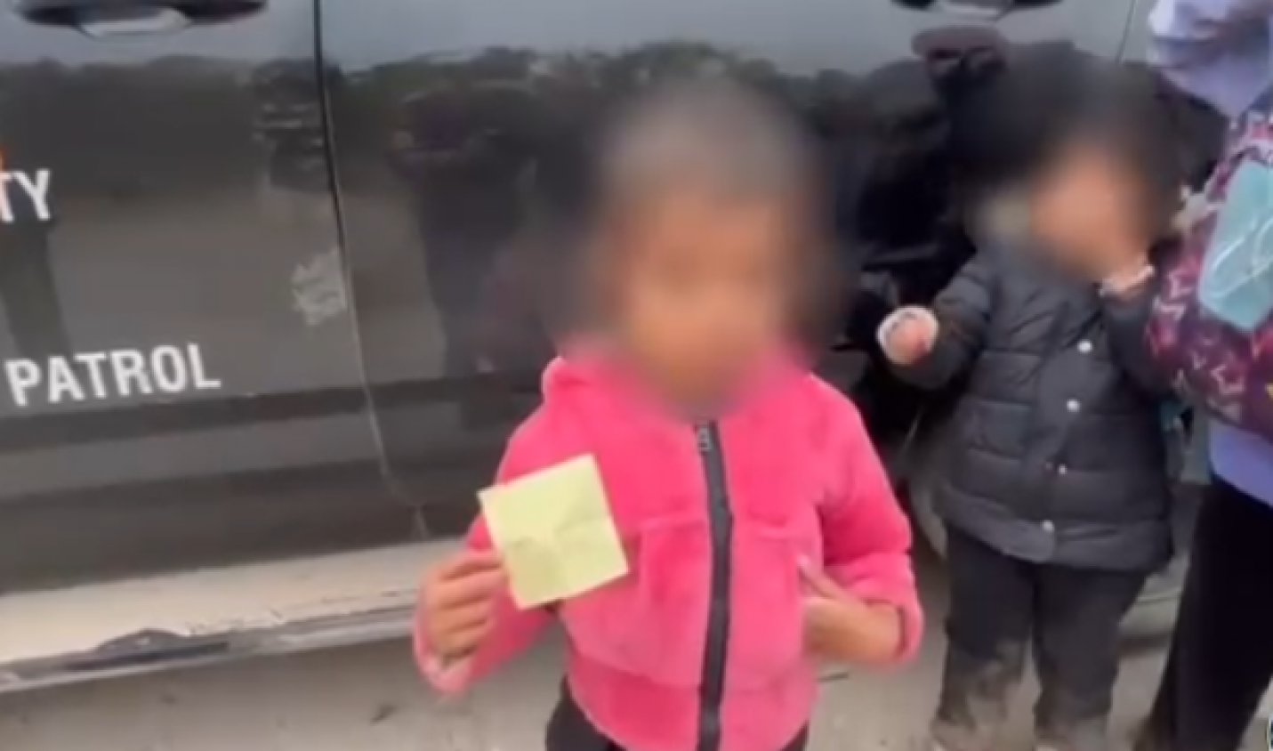 Niña salvadoreña de 2 años detenida en la frontera de Texas buscando a sus padres