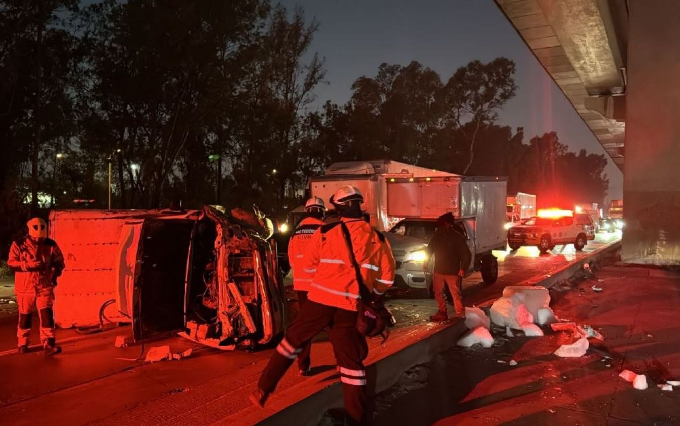 Volcadura en la autopista México-Puebla deja hielo esparcido y caos vial