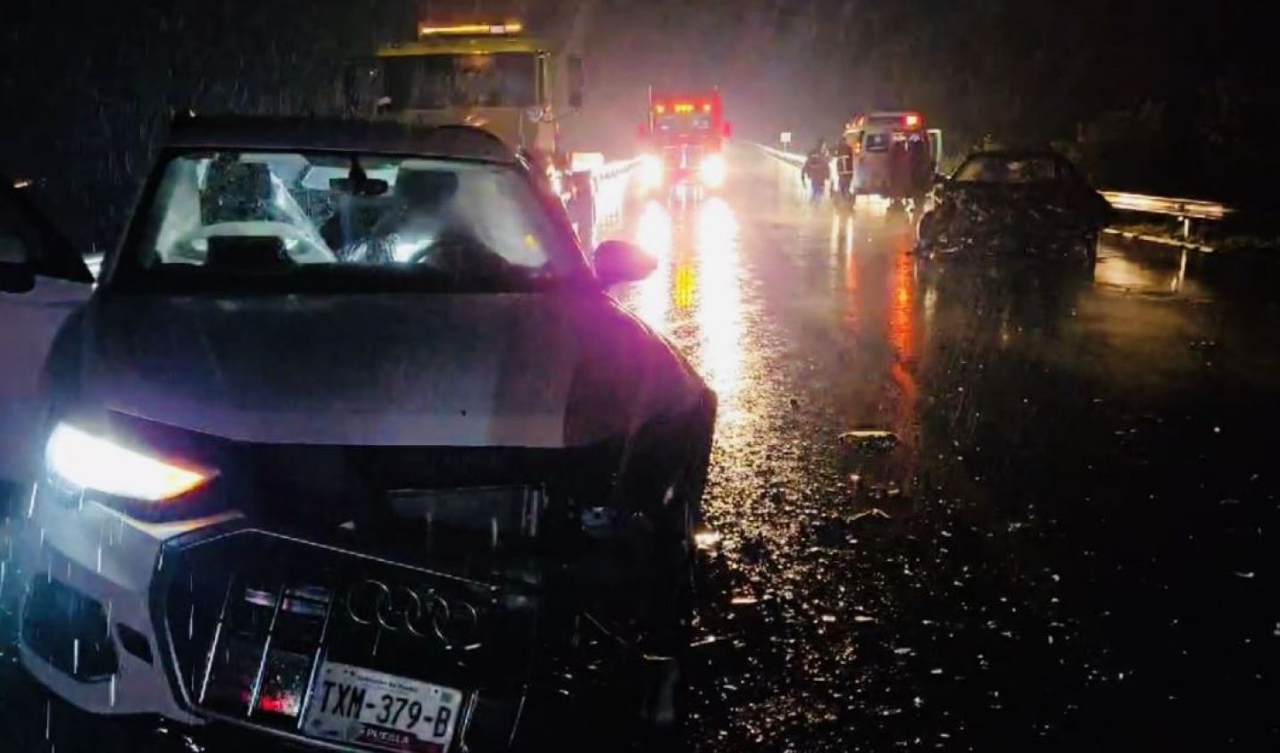 Grave accidente en la autopista Siglo XXI deja dos autos como pérdida total