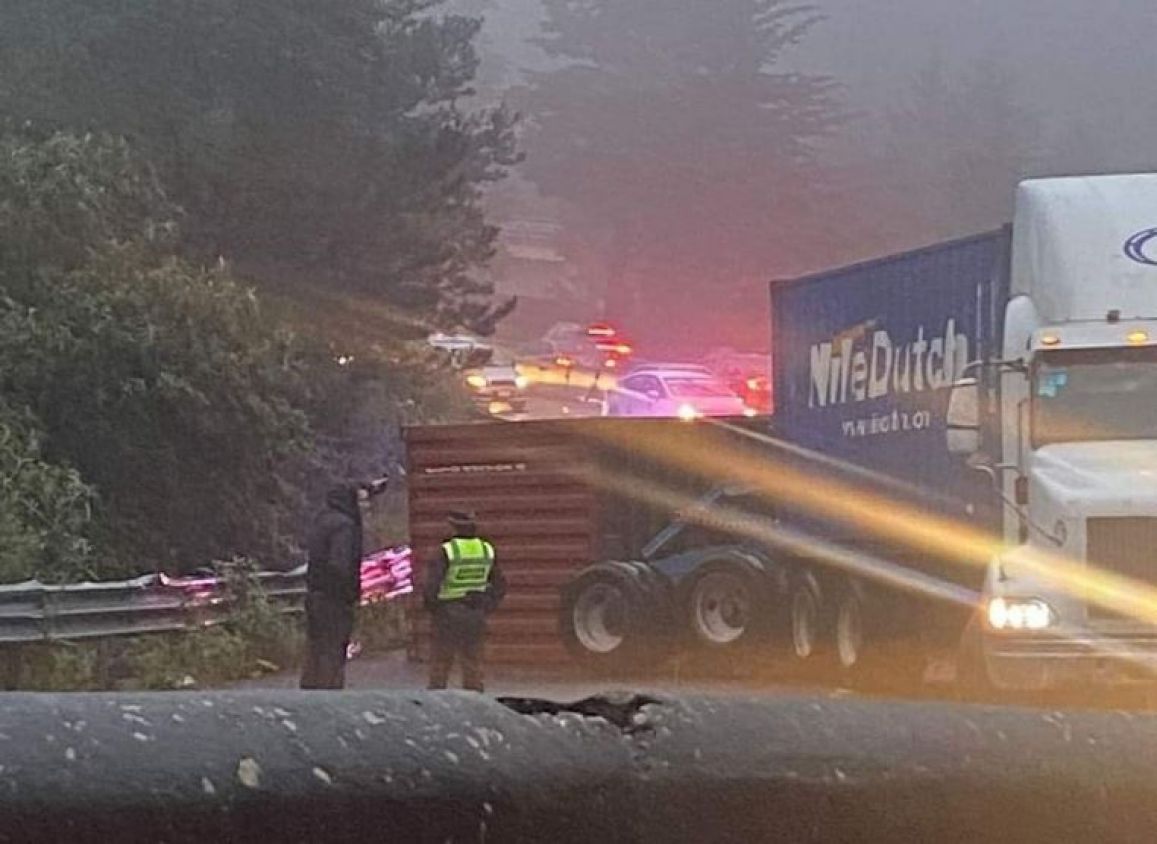 Tráiler vuelca en "La Pila" en la carretera México-Toluca, sin heridos