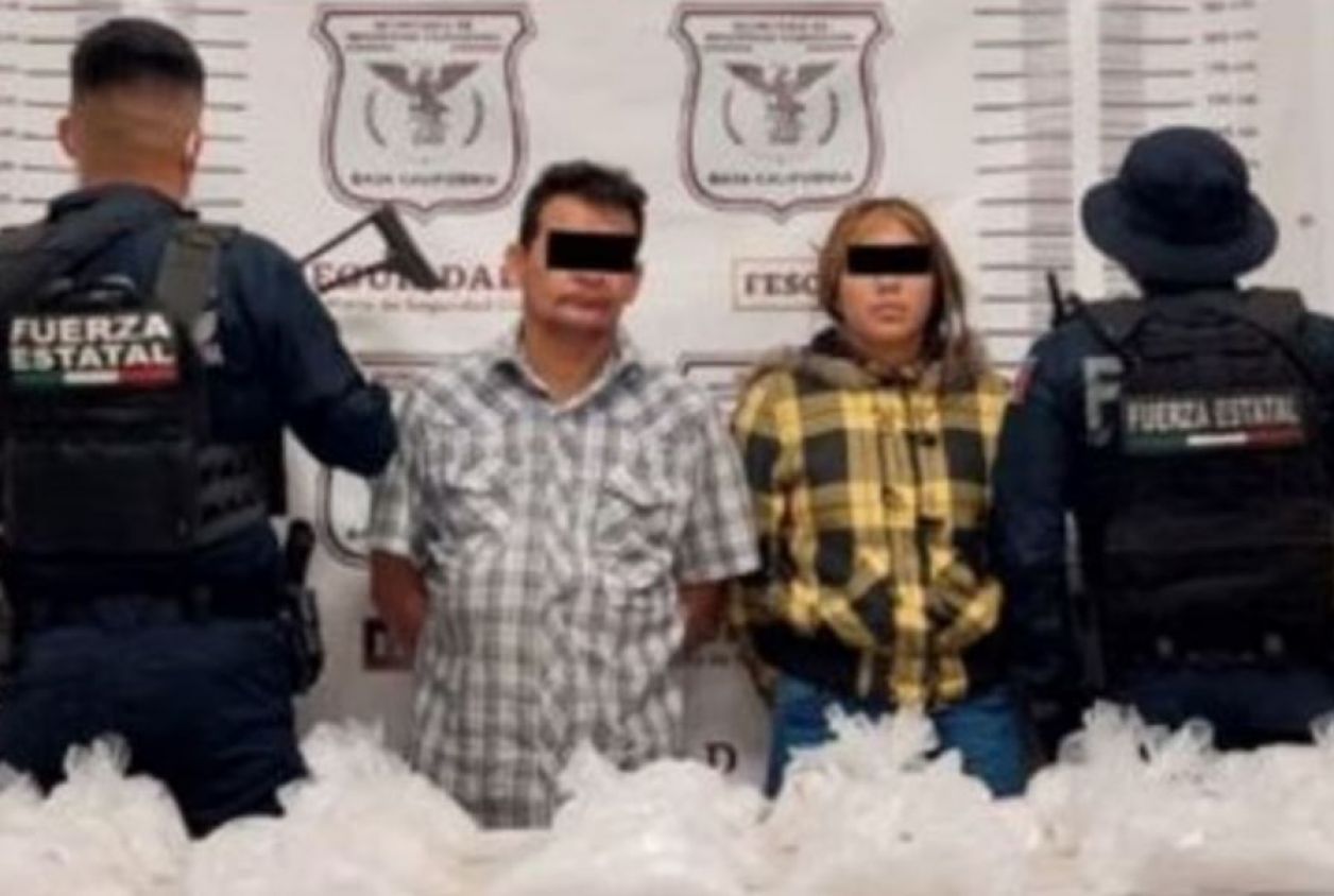 Hallan 20 kg de droga en Mustang con llanta ponchada; pareja detenida en BC