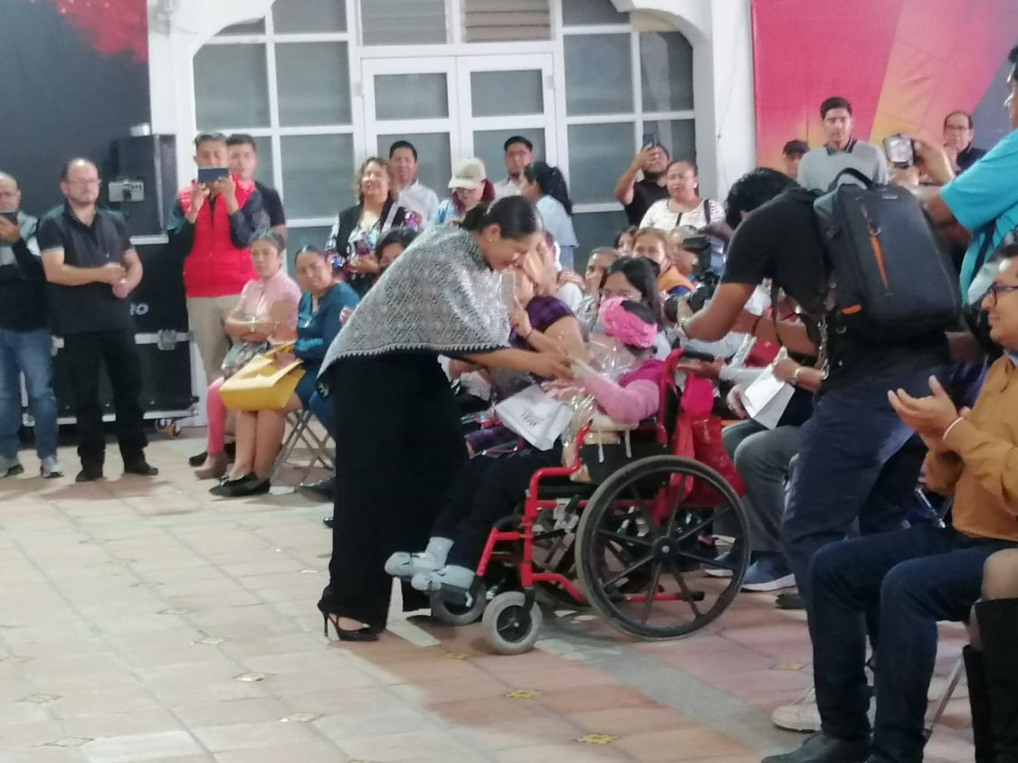 Guadalupe Cuautle entrega 190 auxiliares auditivos en San Andrés Cholula