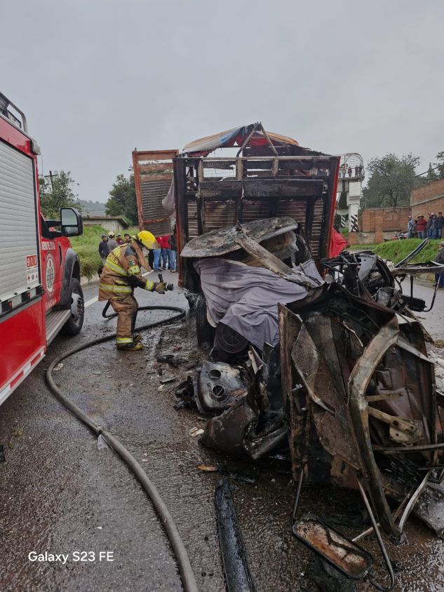 Accidente en Tlaxco: choque frontal deja tres personas calcinadas