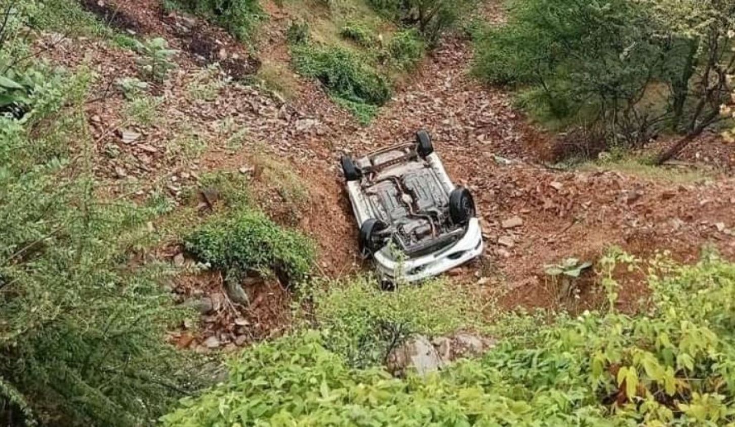 Milagro en Acatlán: Vehículo cae 20 metros en un barranco y ocupantes ilesos