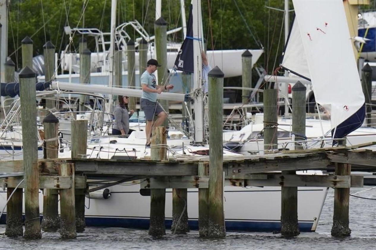 Huracán Milton se debilita, pero sigue representando una amenaza para Florida