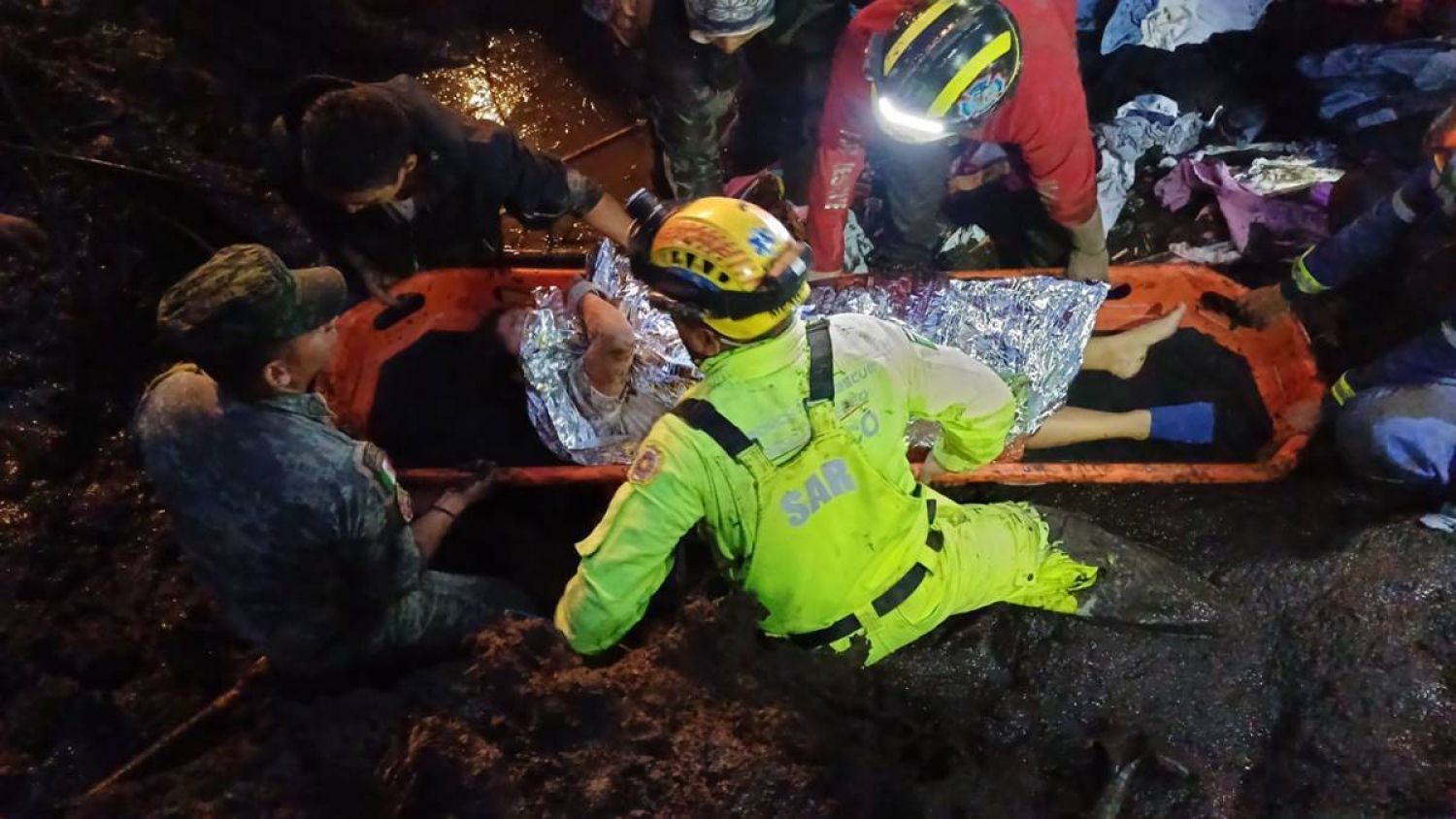 Rescate en Jilotzingo: Tres miembros de una familia salvados tras desgajamiento de cerro