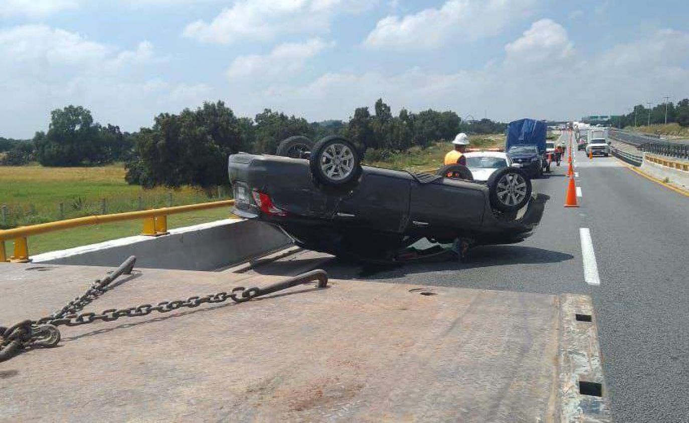 Volcadura en la carretera México-Tulancingo provoca lesiones y afecta tránsito