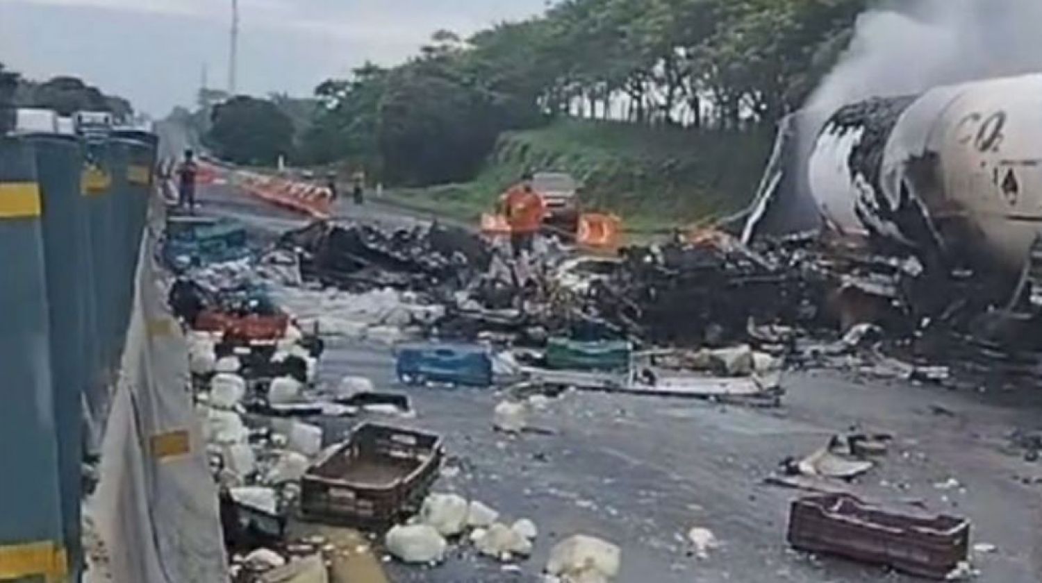 Autopista Isla-Acayucan cerrada por choque e incendio; tome vías alternas