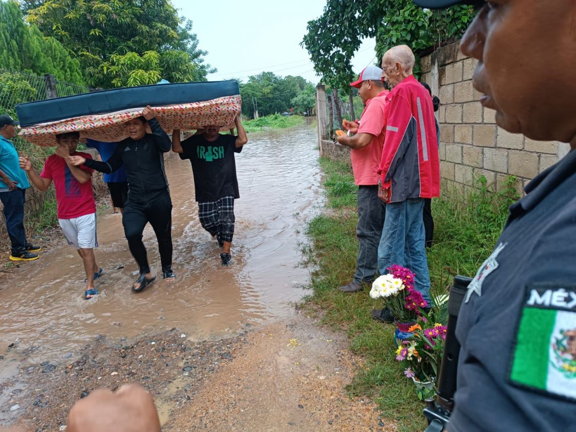 Tormenta tropical John afecta Lázaro Cárdenas: cierre de actividades comerciales y fuerte impacto en el turismo