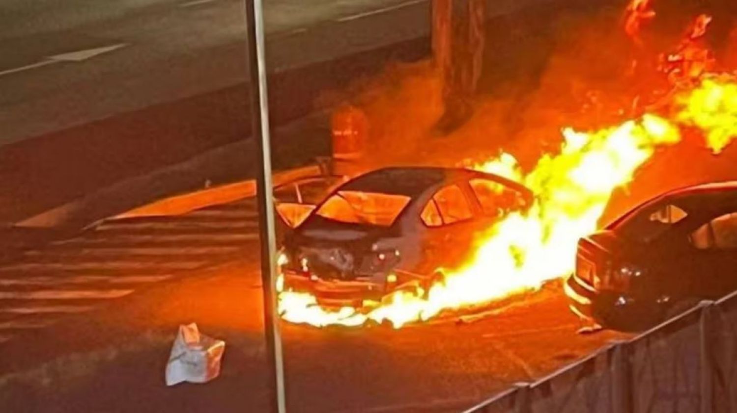 Incendian vehículo frente al C5i en Puebla: hallan restos humanos y mensaje del CJNG