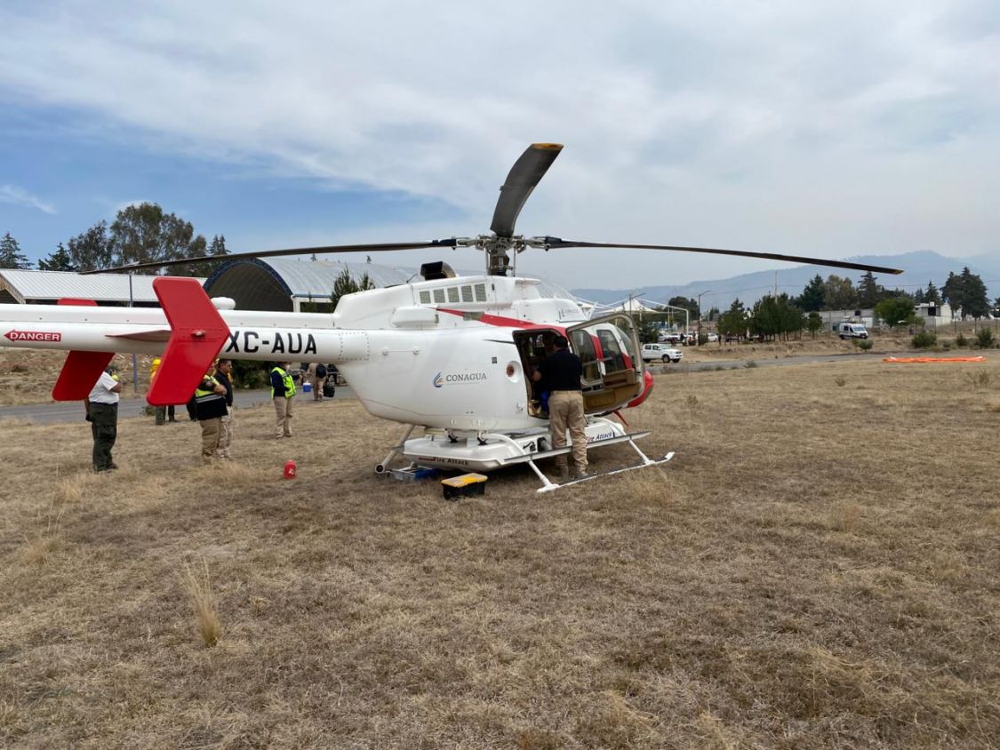Refuerzan combate al incendio en Atltzayanca con helicópteros y drones
