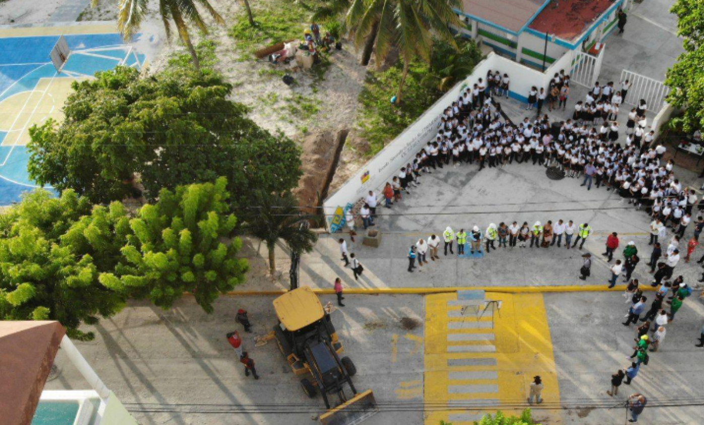 SEQ niega cierre de secundaria frente al mar y promete rehabilitación