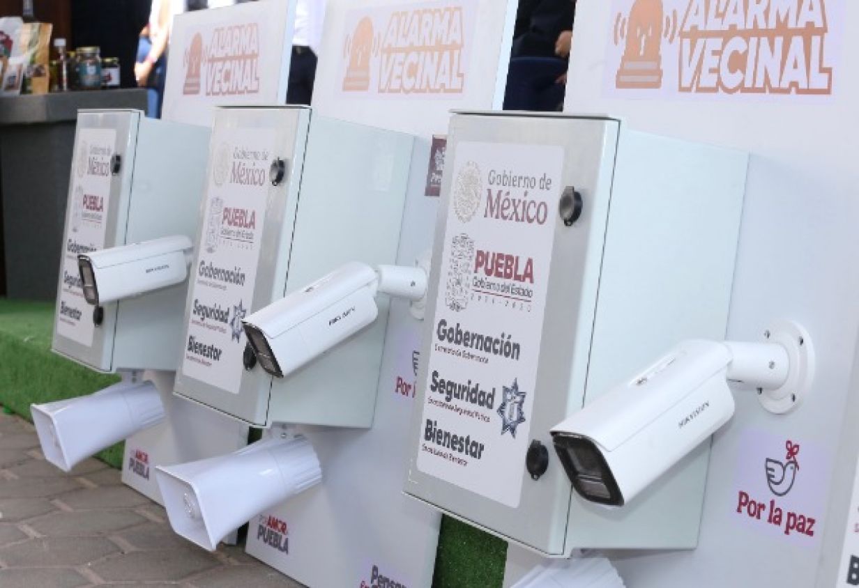 Habitantes de San Felipe Hueyotlipan reciben 100 alarmas vecinales del gobierno de Puebla