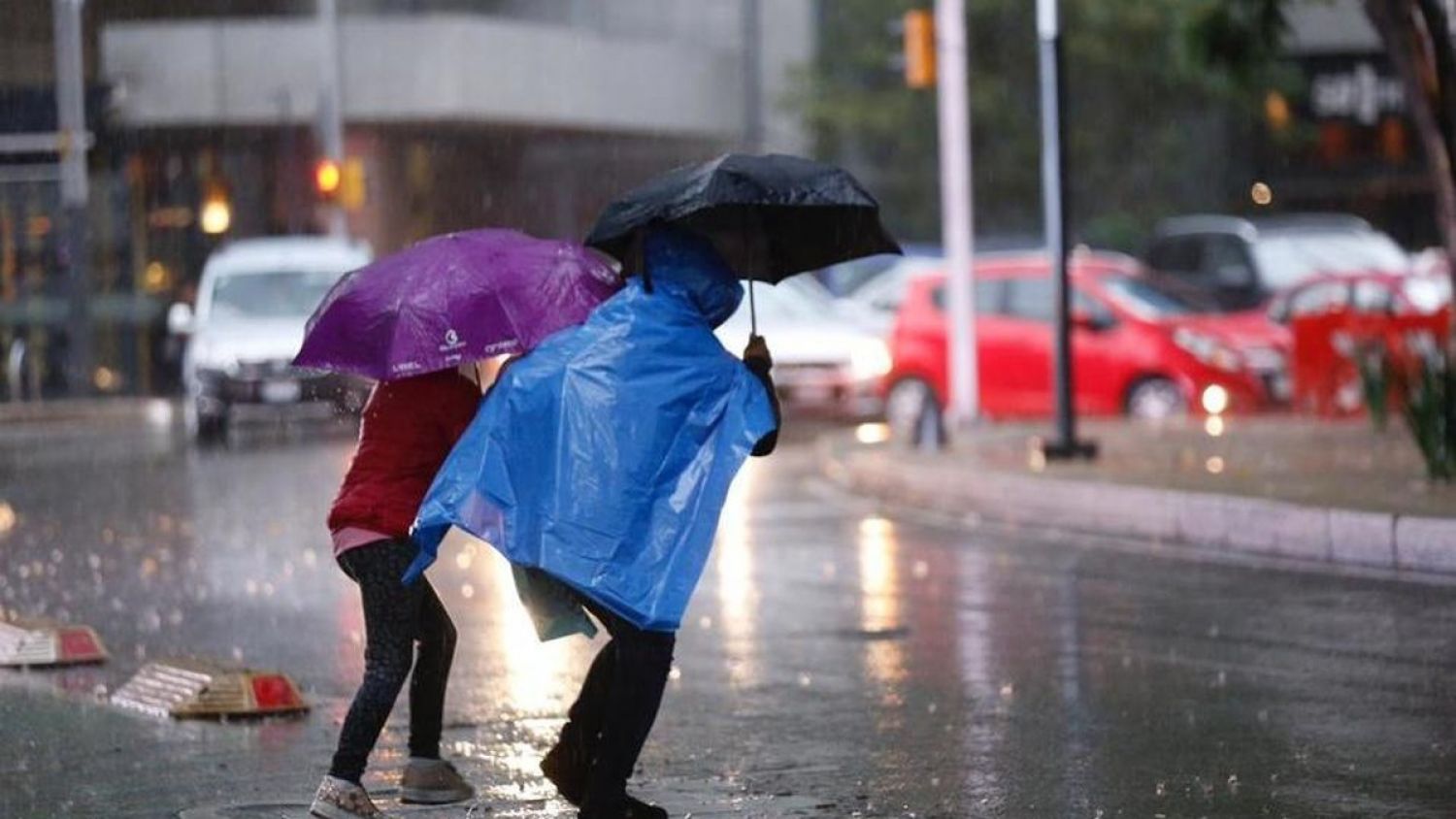 Tres ondas tropicales activas amenazan el clima del fin de semana
