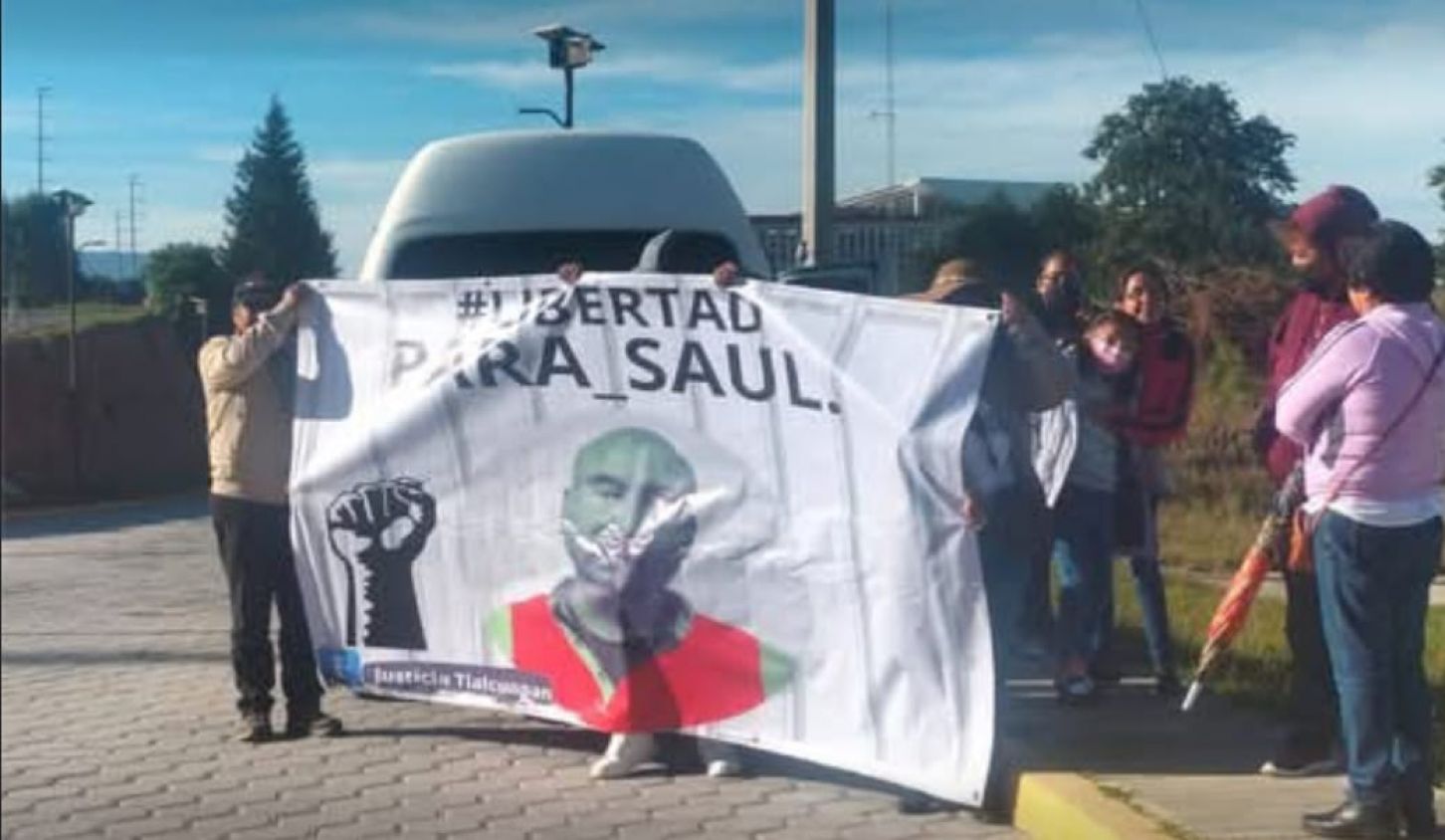 Bloquean carretera en Tlalcuapan exigiendo justicia y revisión del caso Saúl N