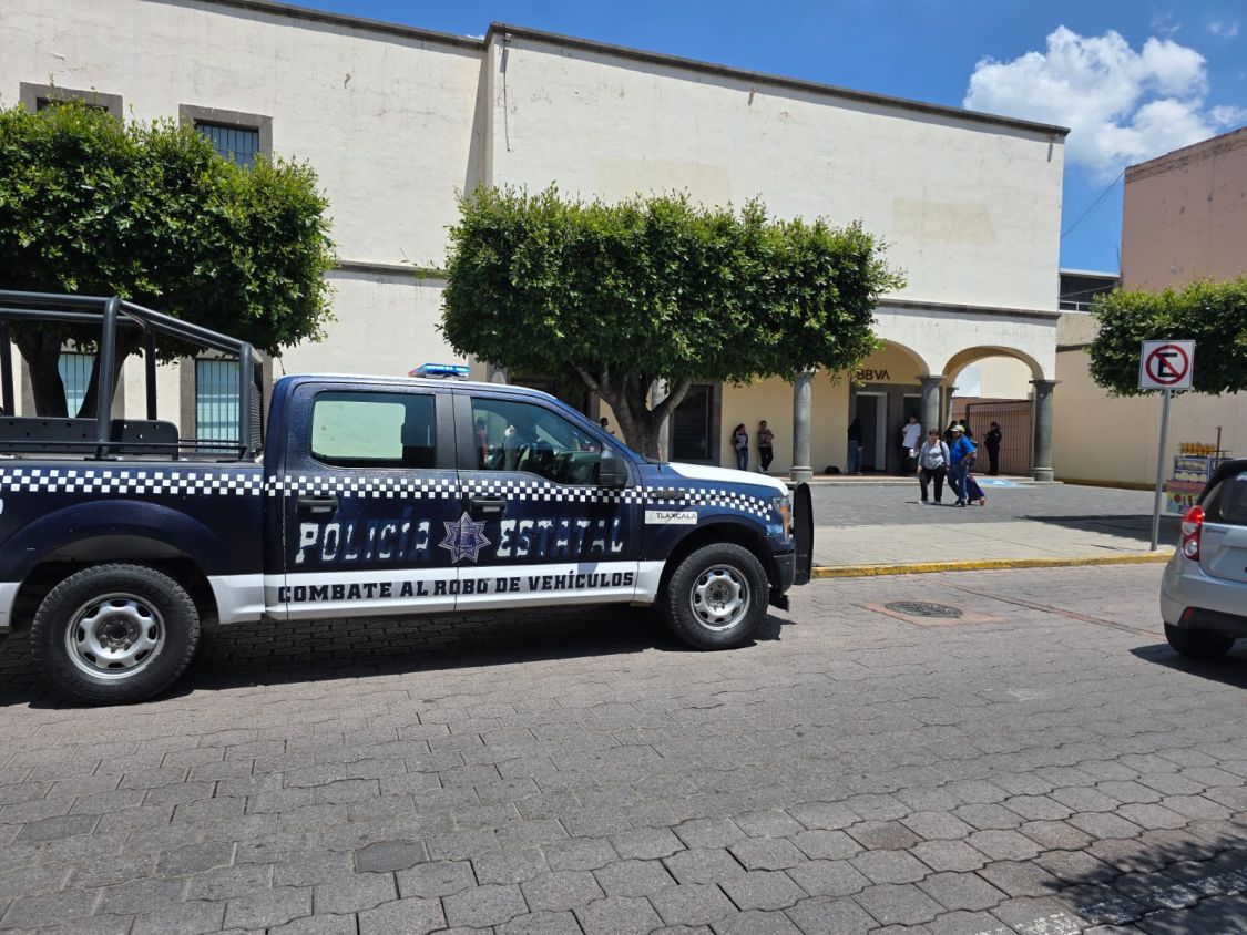 Asaltan a cuentahabiente en sucursal BBVA de Tlaxcala; delincuentes huyeron en motocicleta