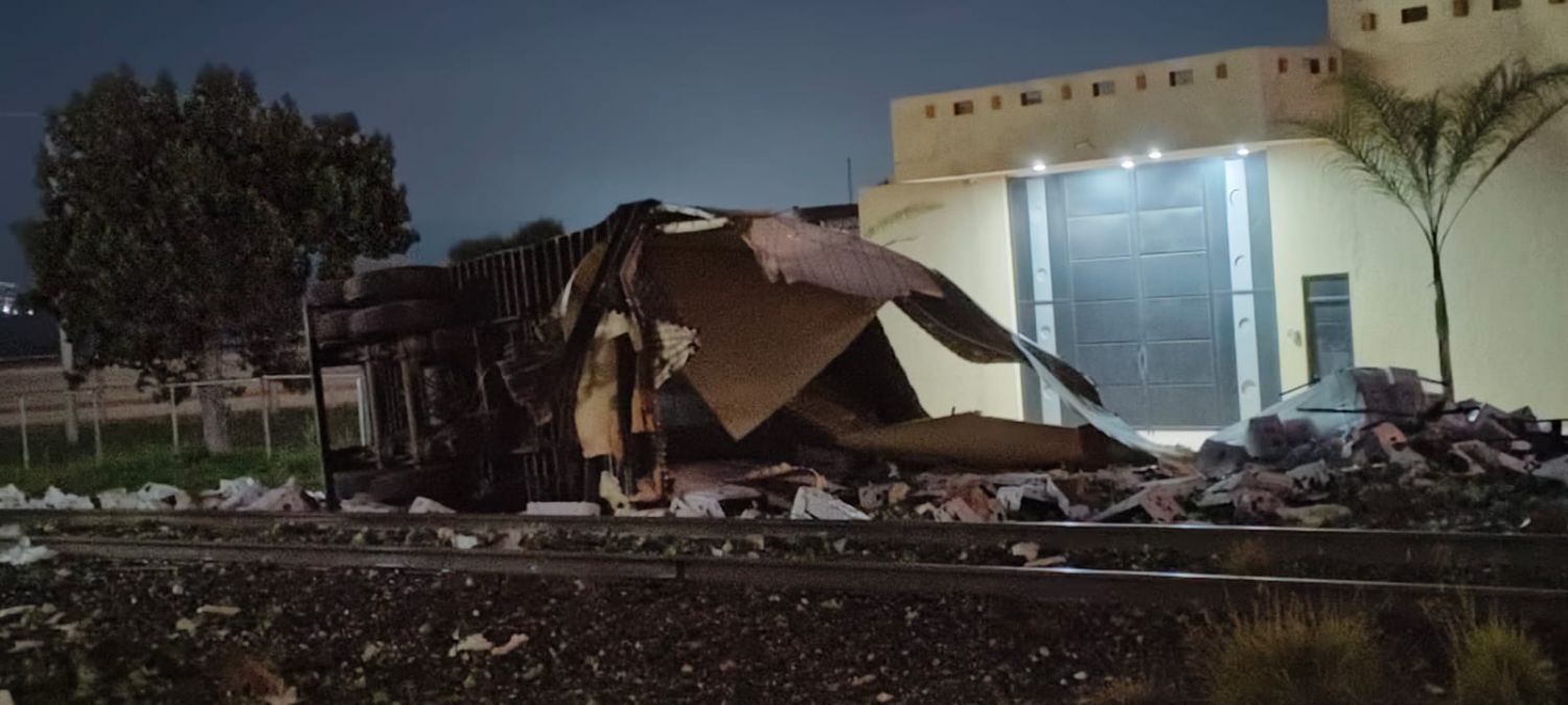 Tren arrolla tráiler en Vías de Mena sobre la Apizaco-Tlaxco y deja daños materiales