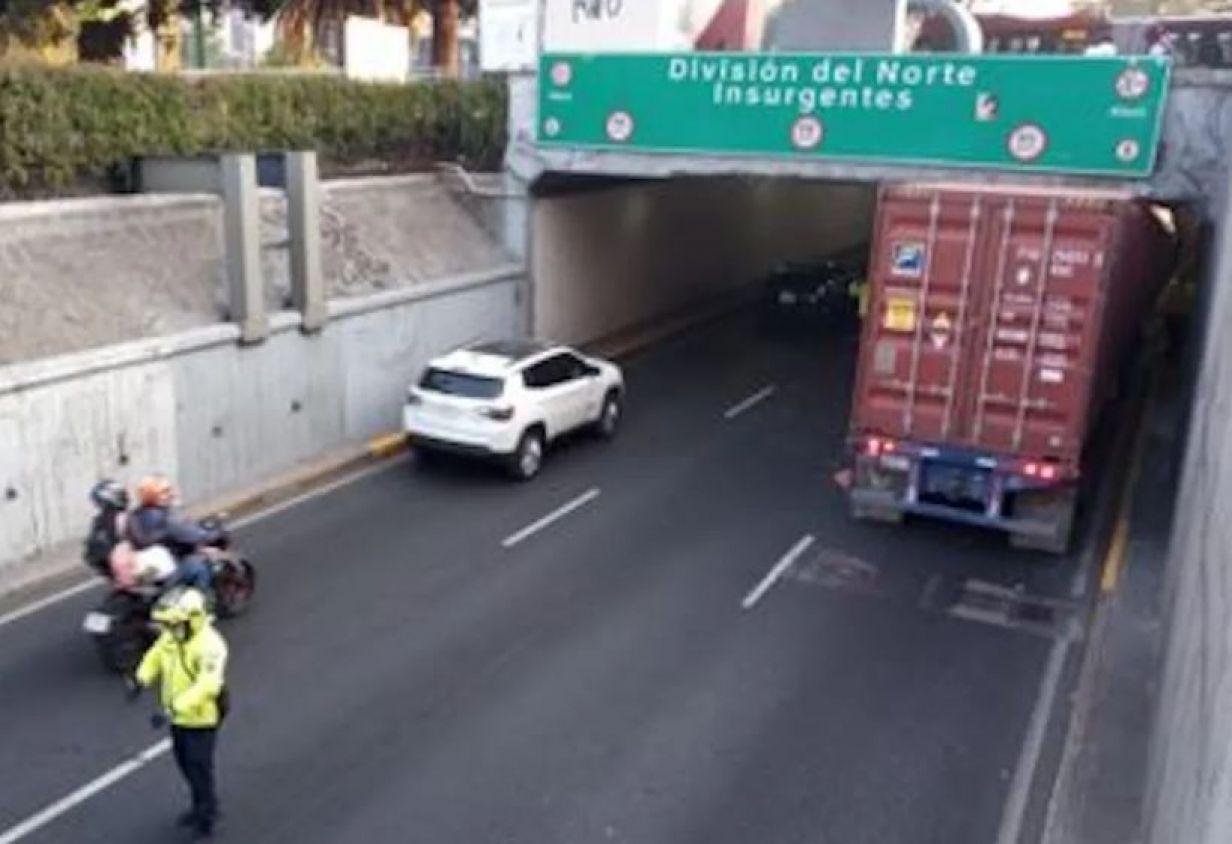 Caos vial en CDMX: tráiler atorado en Viaducto Miguel Alemán bloquea tránsito