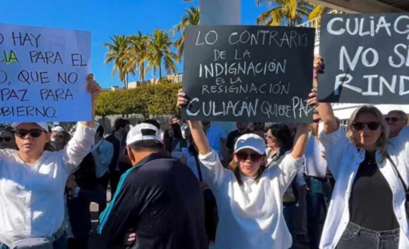Protesta en el Congreso de Sinaloa: exigen la destitución de Rubén Rocha