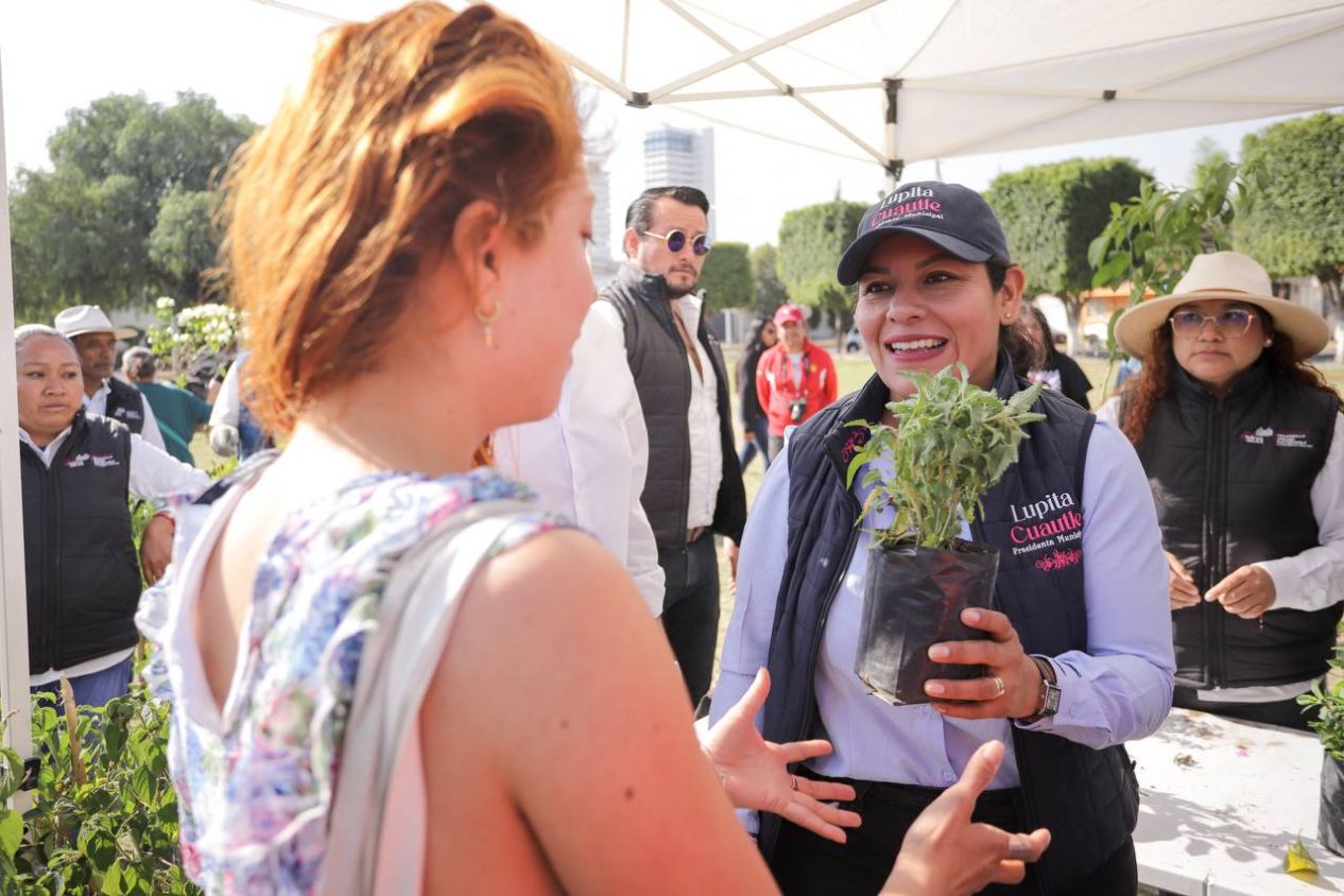 Promueve Lupita Cuautle el cuidado del medio ambiente con adopción de árboles 