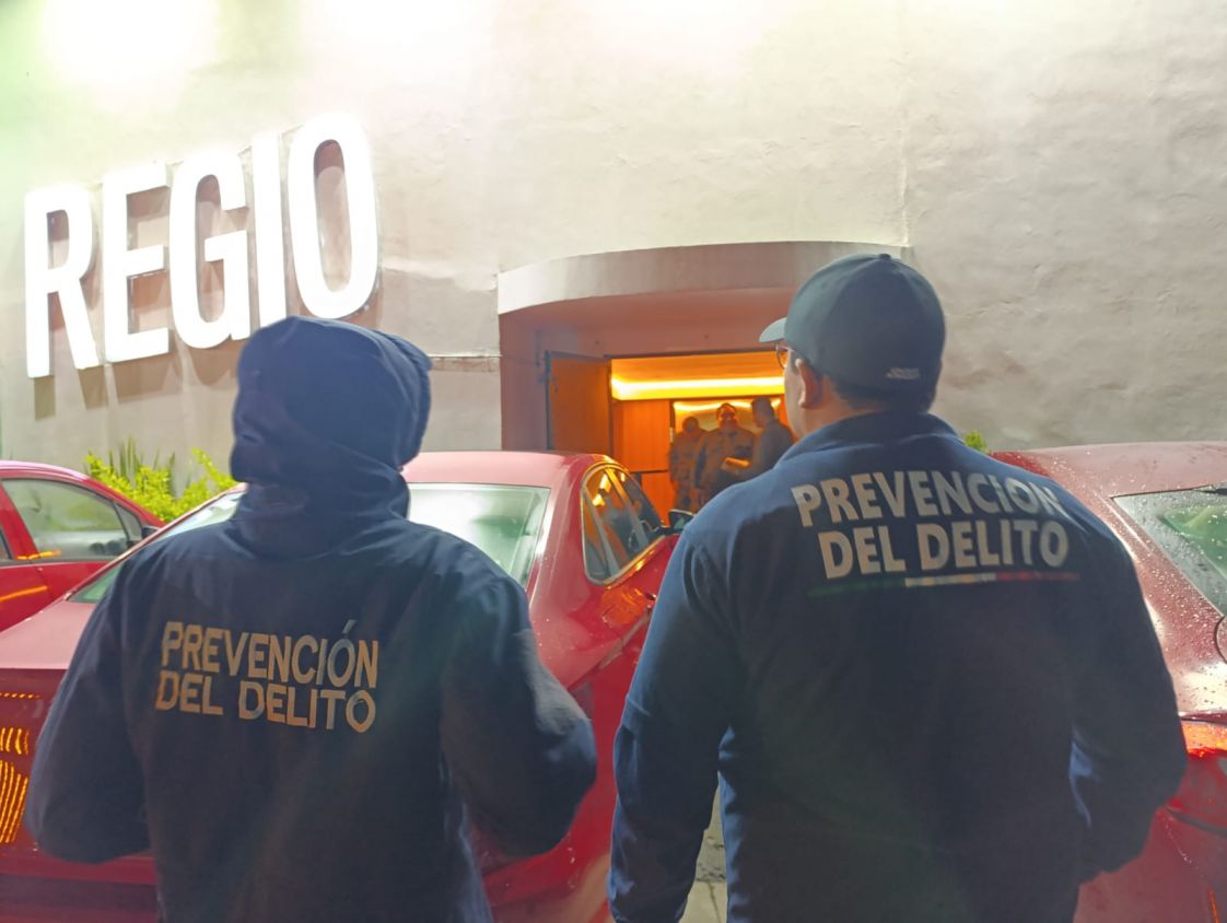 En coordinación se revisaron centros nocturnos para el rescate humanitario de mujeres sin detectar irregularidades  Cuautlancingo, Pue.- El gobierno municipal de Cuautlancingo en coordinación con el Instituto Nacional de Migración (INM) y la Secretaría de Marina (SEMAR), llevó a cabo una revisión de centros nocturnos con la finalidad de detectar posible trata de personas.  En atención a la recomendación del Congreso del estado de Puebla y por instrucción del presidente municipal Omar Muñoz, se realizó el operativo en el que participaron tanto la Secretaría de Seguridad Ciudadana y Protección Civil como Giros Comerciales y otras dependencias del ayuntamiento, sin encontrar mujeres en situación de “trata de personas”, ni menores de edad que laboren en los establecimientos.   De manera simultánea se revisaron los negocios denominados Regio, Foxis y Tapanko, en donde se inspeccionaron a 14, 8 y 26 mujeres respectivamente, todas de nacionalidad mexicana y mayores de edad.  Cabe destacar que permanentemente se hacen revisiones en bares, cantinas, hoteles de paso, centros nocturnos, agencias de modelaje o artísticas, salas de masaje, cines y baños públicos, para garantizar la protección de los derechos humanos de los ciudadanos de origen extranjero.  Además, el ayuntamiento de Cuautlancingo realiza de manera constante campañas de prevención del delito de “trata de personas”, incluyendo información sobre los métodos que emplean los grupos delincuenciales para capacitar a quienes utilizan para atraer a las víctimas.   El Gobierno Municipal refrenda su compromiso de velar por la seguridad y el bienestar de la ciudadanía y la invita a continuar denunciando cualquier conducta ilícita a los números telefónicos 911 o 22 22 85-51-27.