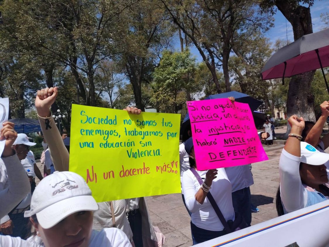 "Ni un docente más": Marchan en Tlaxcala en memoria de Josman