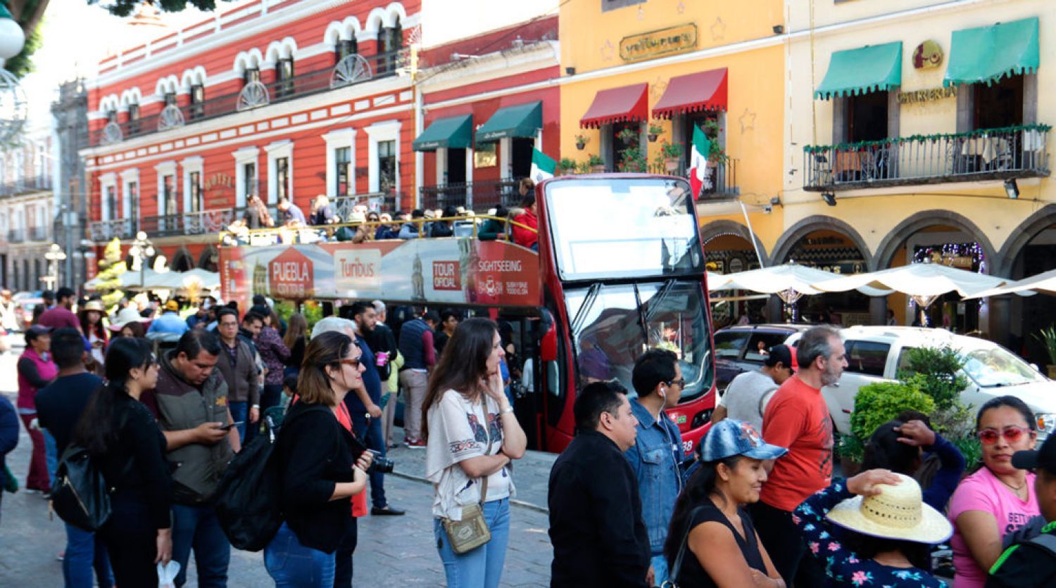 Alertan por guías turísticos “pirata” en el Centro Histórico de Puebla