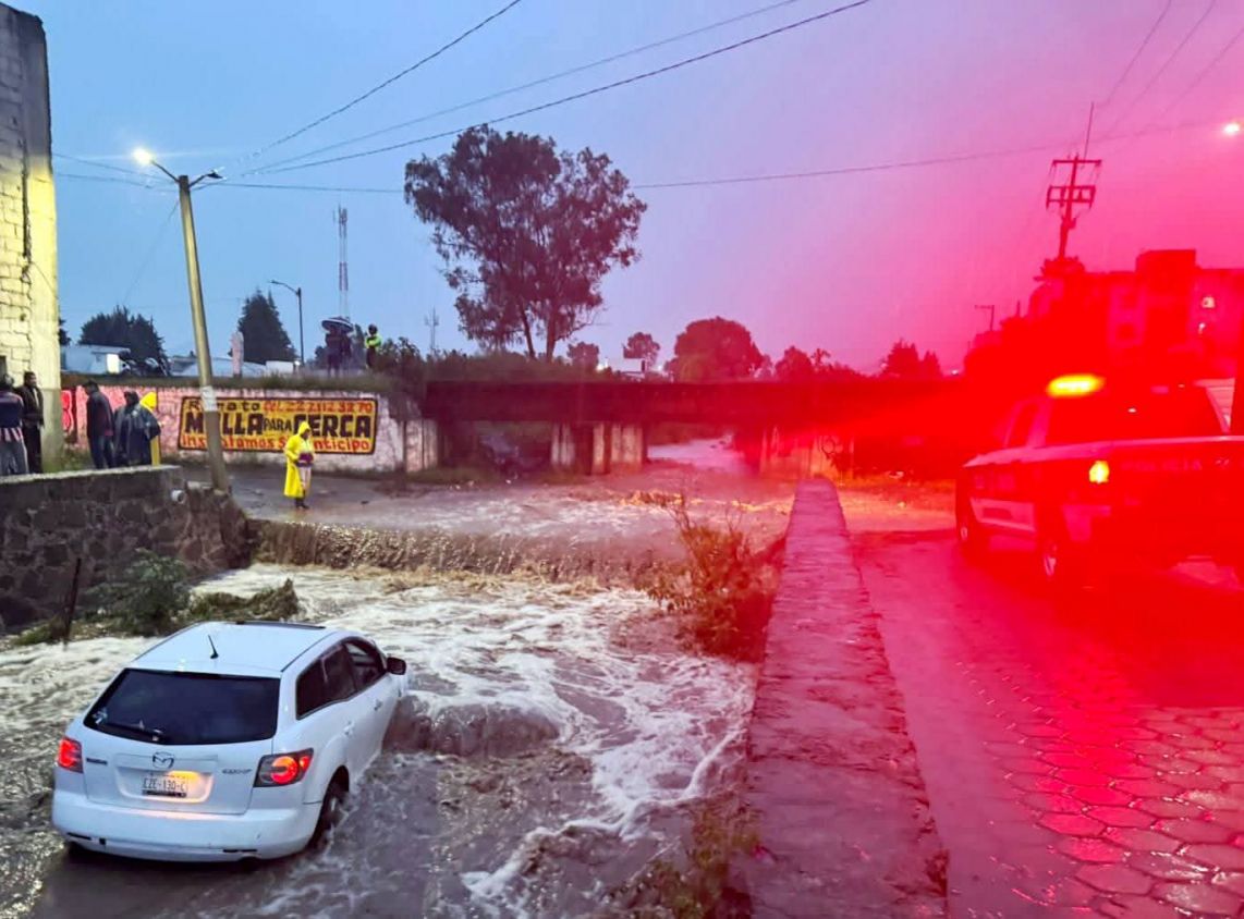 Encharcamientos, caída de bardas y ramas en Chiautempan tras granizada
