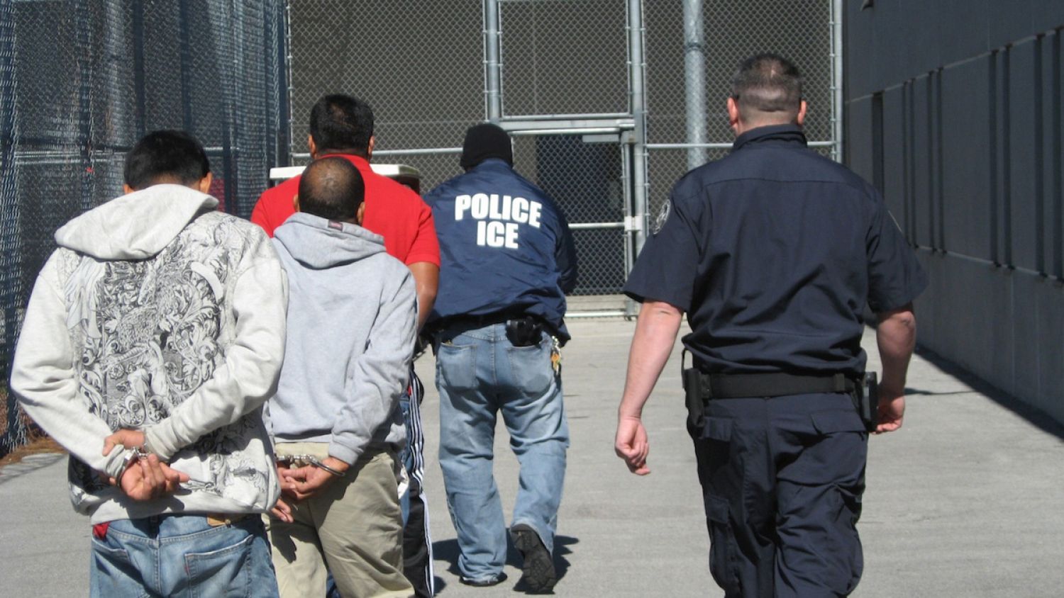 Migrantes denuncian comida en mal estado en centros del ICE en EE.UU.