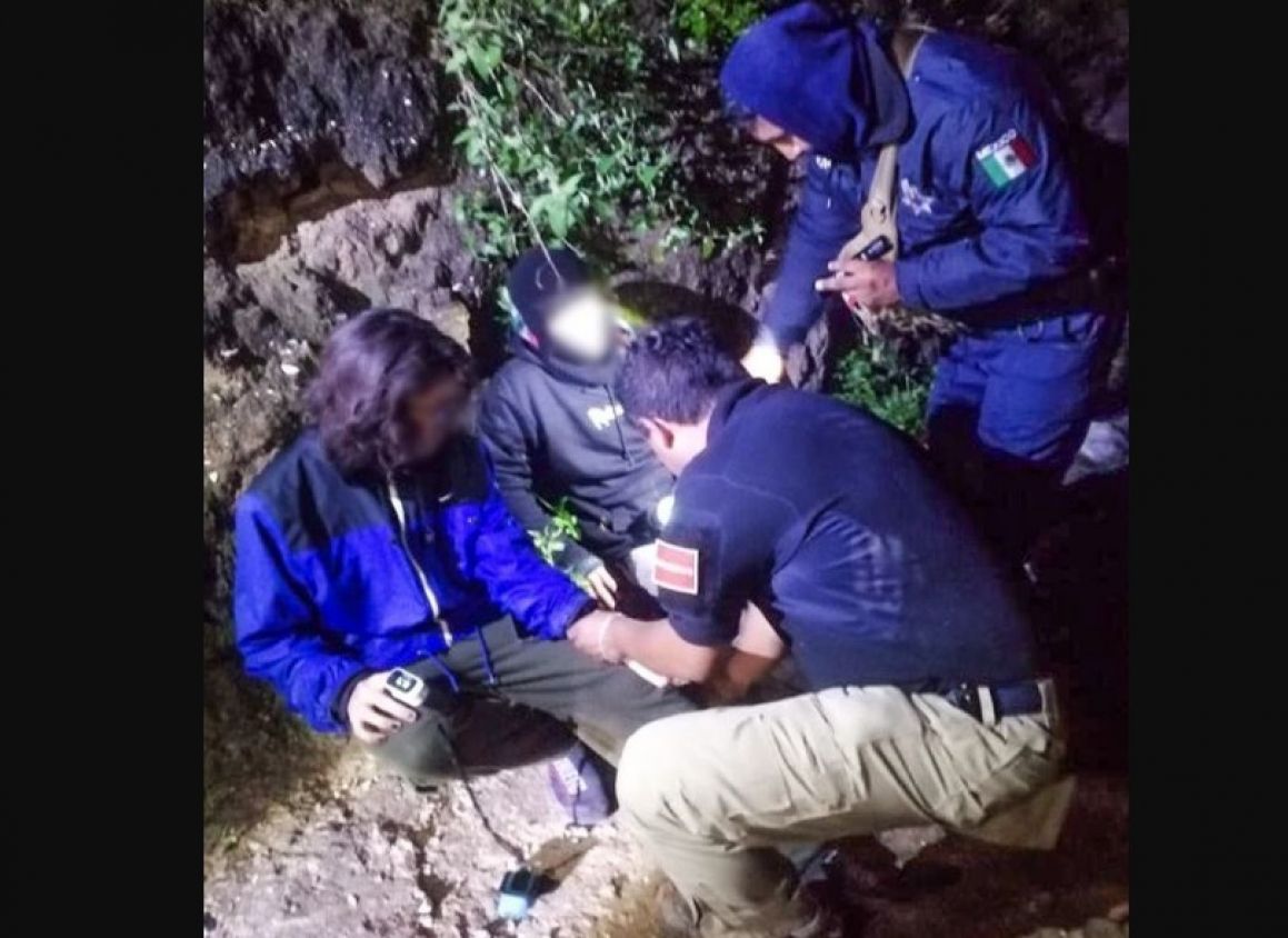 Dos jóvenes fueron rescatados tras quedar atrapados por creciente de un río