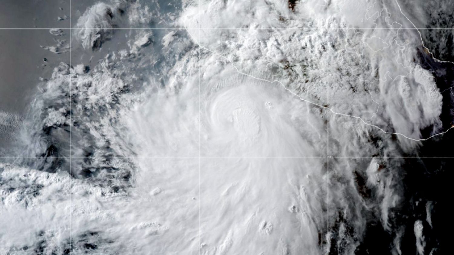 Huracán Flossie se fortalece: prevén lluvias y vientos extremos