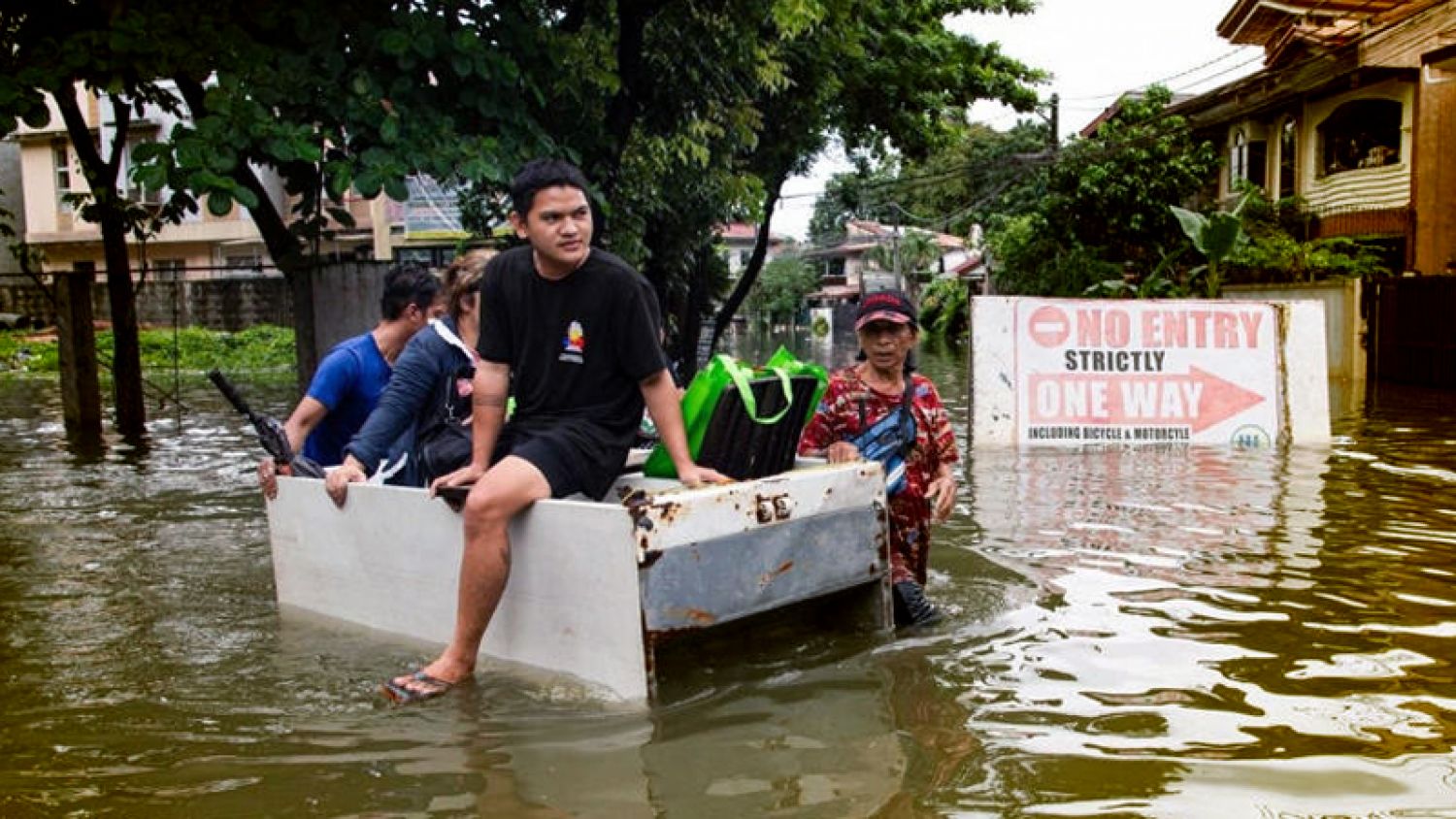 Inundaciones en Manila obligan a evacuar a miles tras lluvias extremas