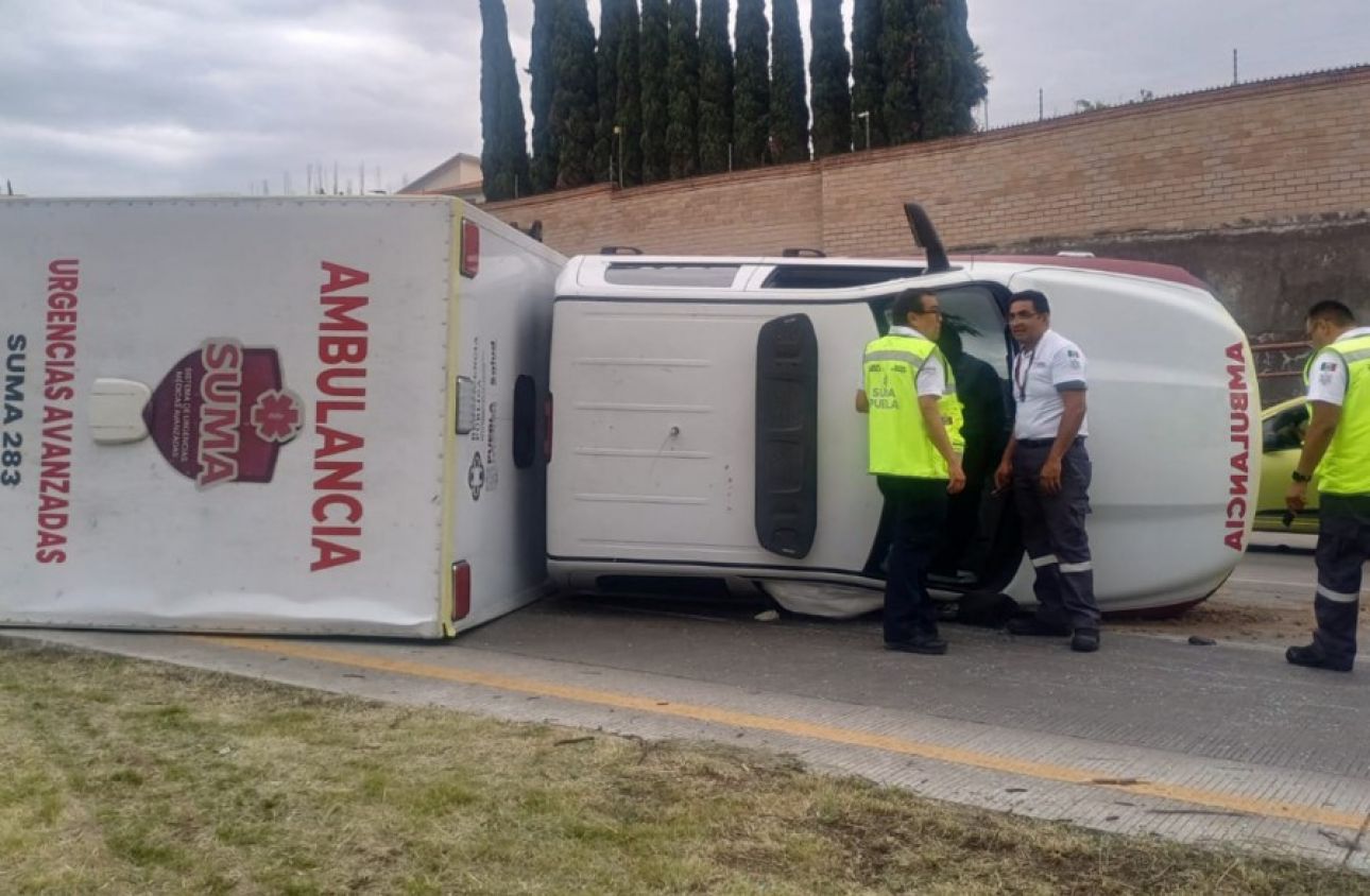 Volcadura de ambulancia SUMA moviliza cuerpos de emergencia en Puebla