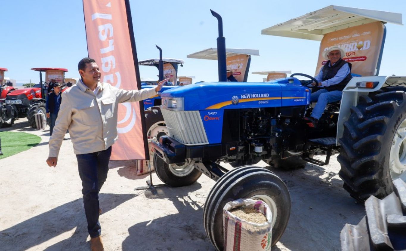 Entregan maquinaria para transformar el campo poblano