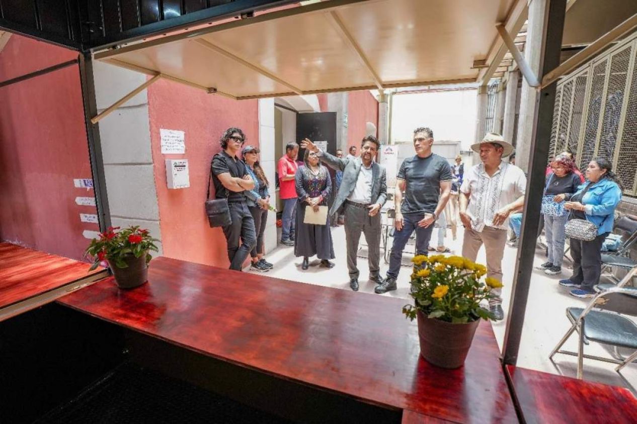 Regresa grupo de 100 artesanos a Plaza Xicohténcatl con carritos oficiales