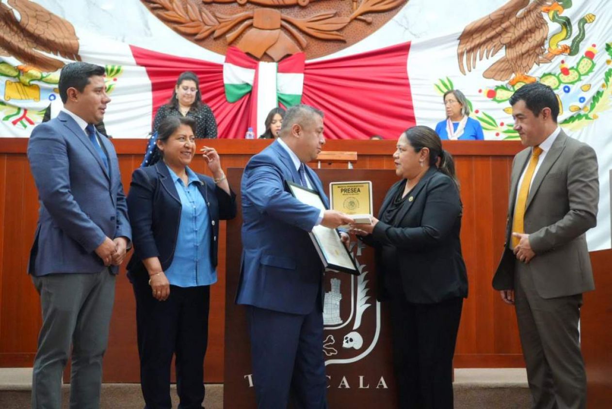 Reconocen en Tlaxcala a Juan Luis Cruz con el Premio Miguel N. Lira