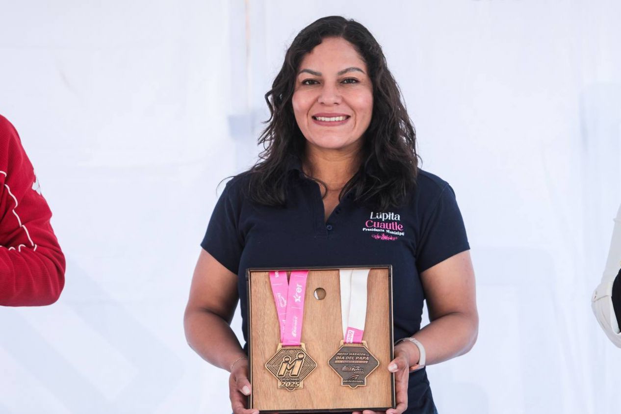 Presentan medalla y playera del Medio Maratón del Día del Papá en San Andrés Cholula
