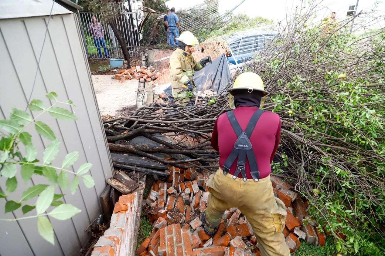 Supervisa Tonantzin Fernández trabajos de limpieza tras tormenta en San Pedro Cholula