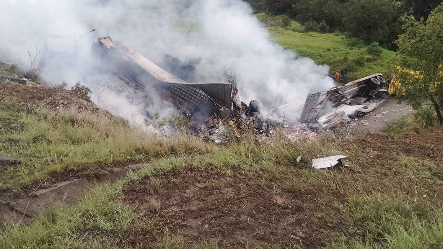 Tráiler se incendia tras caer a barranca en el Arco Norte, a la altura de Sanctórum