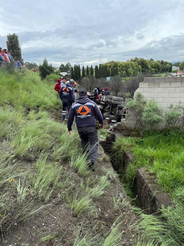 Operador de pipa resulta herido tras caer desde distribuidor vial en Atlax; fue rescatado con vida
