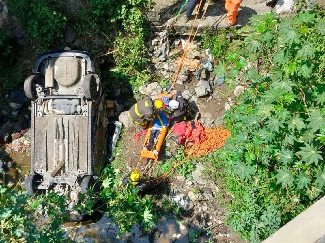 Atiende Protección Civil de San Andrés Cholula dos emergencias viales; una persona fallece en volcadura