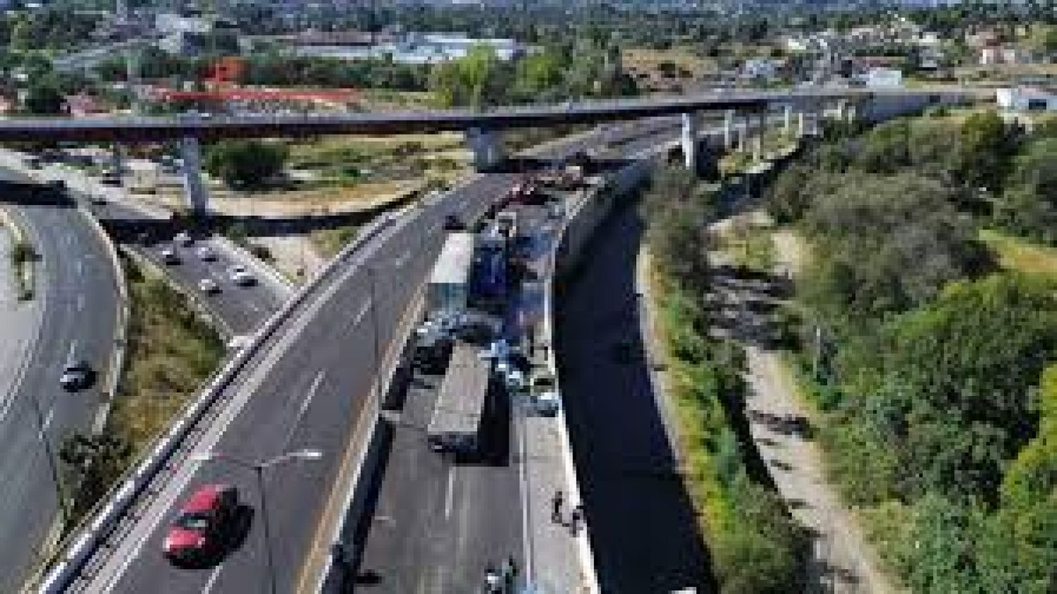 Tráiler causa carambola en El Molinito; 5 heridos y 10 autos dañados