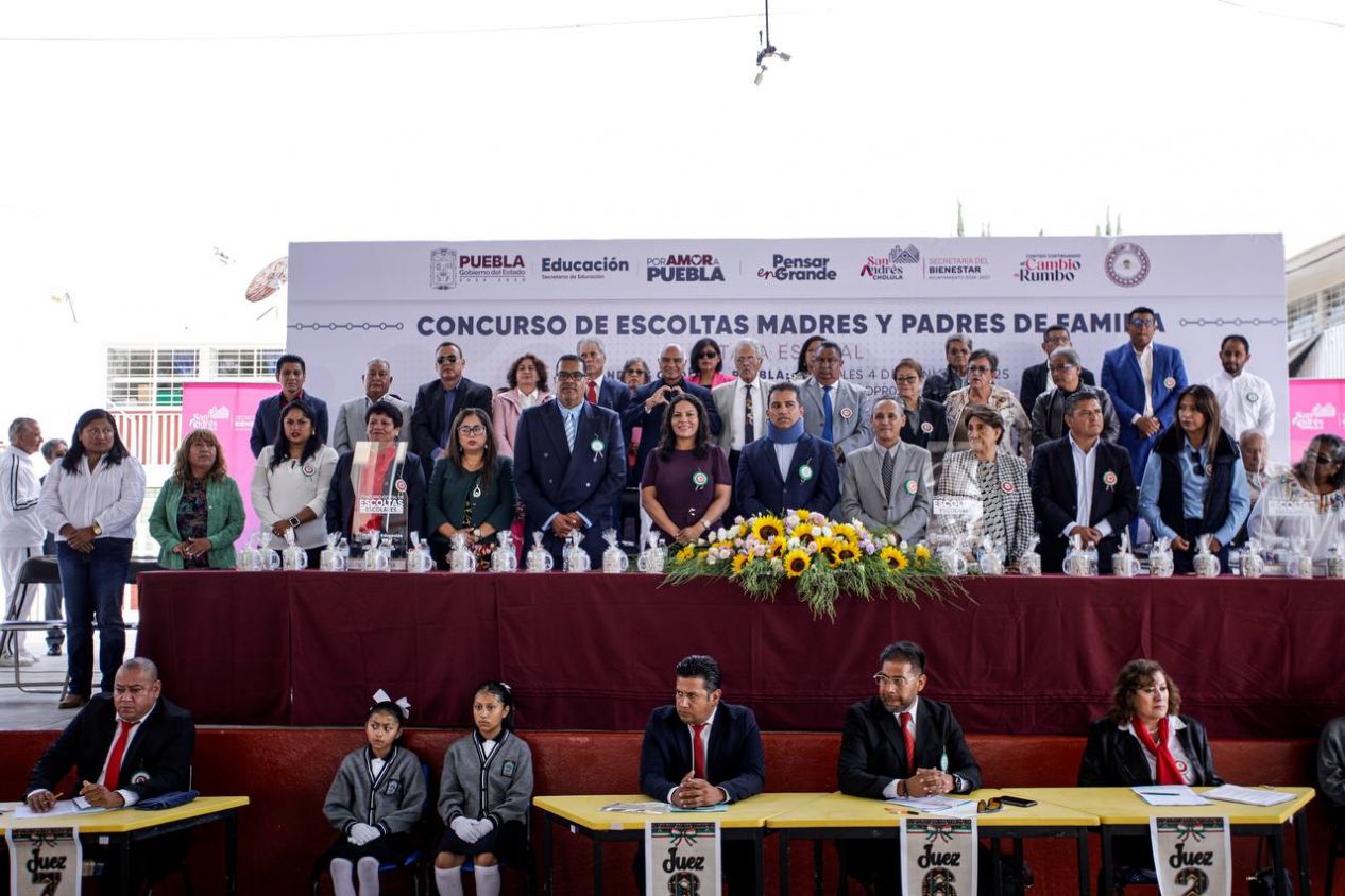 Preside Lupita Cuautle certamen de escoltas de madres y padres en Cacalotepec