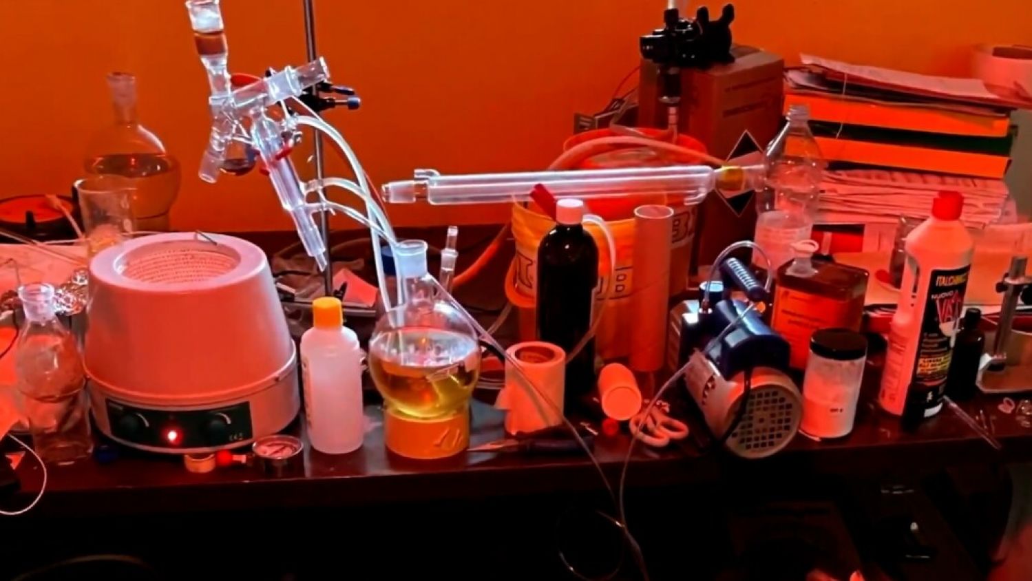 Estudiante italiano de 22 años detenido por montar un laboratorio de metanfetamina inspirado en 'Breaking Bad'