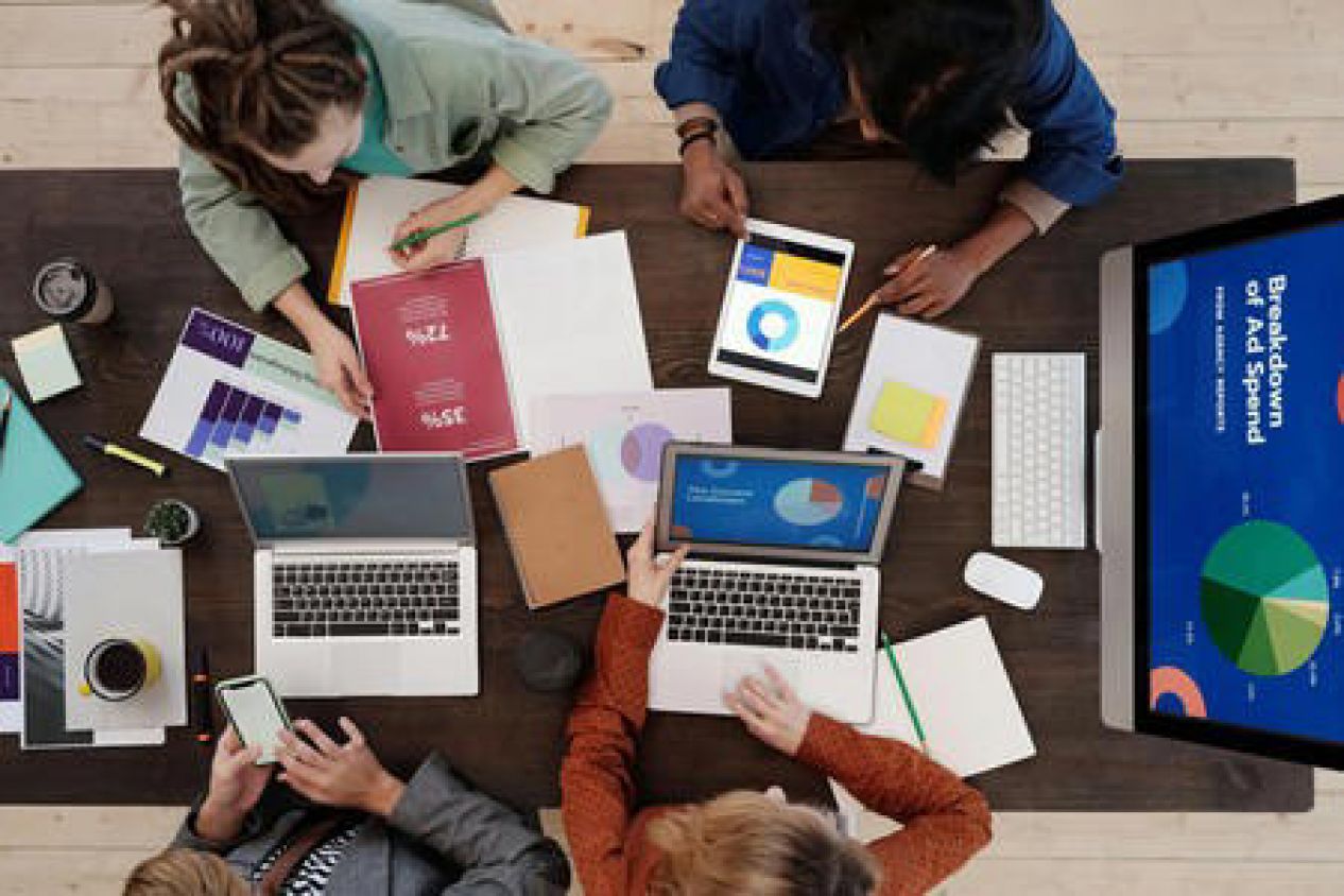 Los susurradores de la Generación Z se convirtieron en una pieza necesaria: son el traductor de Google para los Boomers