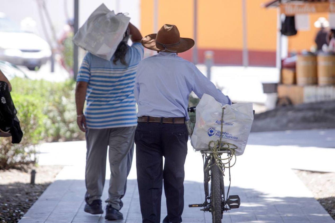 Lleva Lupita Cuautle más apoyos alimentarios a familias de San Andrés