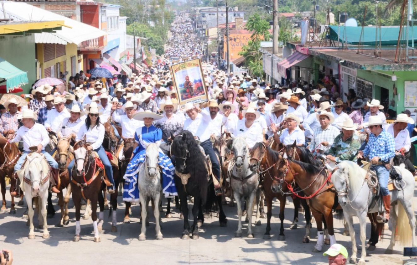Más de 3 mil jinetes recorren Francisco Z. Mena con espíritu de tradición