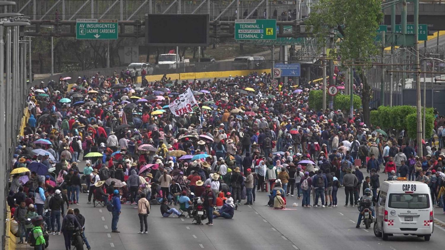 CNTE bloquea acceso al AICM; aerolíneas aplican medidas de apoyo