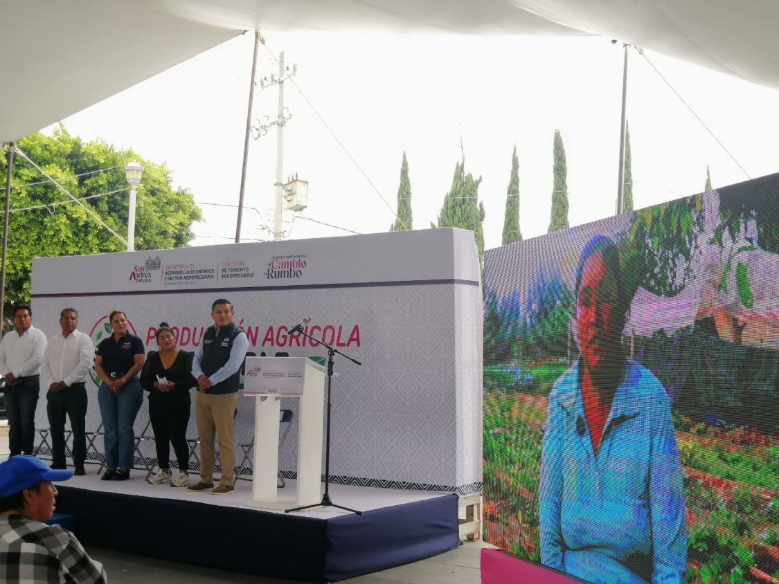 Impulsa Guadalupe Cuautle producción agrícola con entrega de invernaderos en San Luis Tehuiloyocan