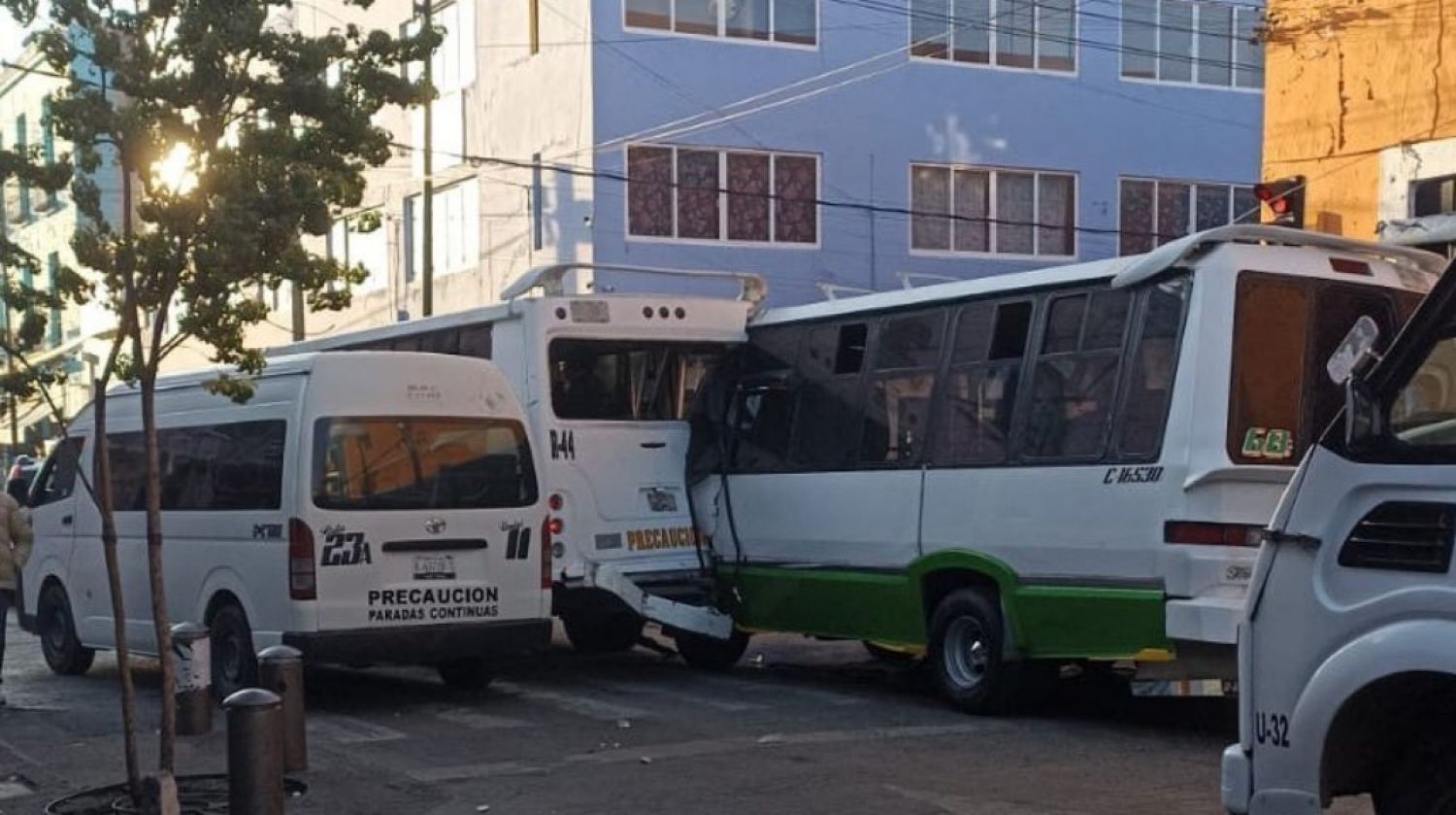 Choque entre rutas del transporte público provoca caos vial